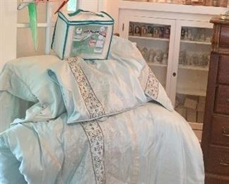 King comforter set
Parrots
Bath accessories