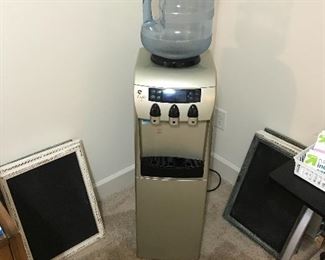 Water dispenser with refrigerator