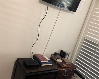 2 bedside drawers and TV