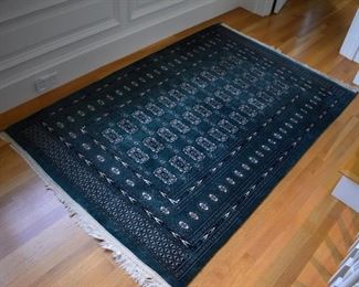 Matching green rug, approx. 4'2" X 6'5"