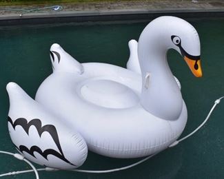 Inflatable swan