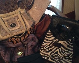 CH171: Grouping of Purses: Couch, Plus… Local Pickup   https://www.ebay.com/itm/113797272952 