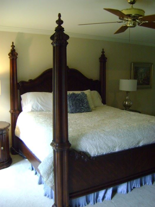 Spectacular 5-piece Bernhardt King 4-poster master bedroom set, the bed measures 84 inches tall.