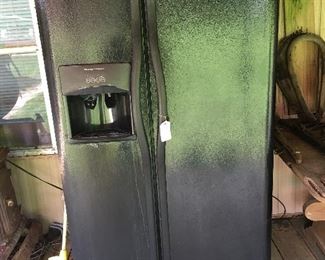 refrigerator ( works great) 