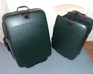 Hard shell Samsonite luggage with wheels and keys