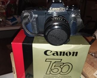 Canon T750 camera, case and accessories 