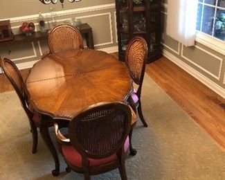 BEAUTIFUL DINING ROOM TABLE