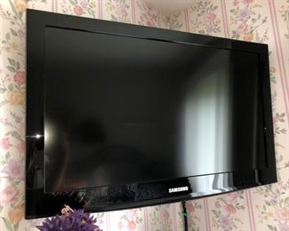 Samsung flatscreen TV with wall mount and stand....
