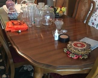 Dining Table w/6 Chairs--Excellent Condition