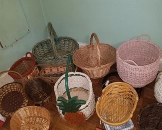 Various wicker baskets 