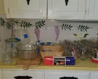 Various kitchen items 