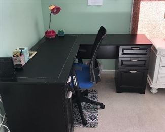 L SHAPED DESK
2 PIECES
58.5” 3 drawer side
58.5” 2 drawer side
30” height