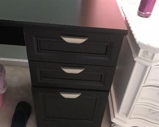 L SHAPED DESK
2 PIECES
58.5” 3 drawer side
58.5” 2 drawer side
30” height