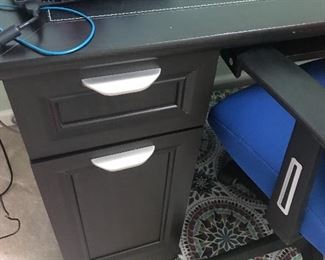 L SHAPED DESK
2 PIECES
58.5” 3 drawer side
58.5” 2 drawer side
30” height