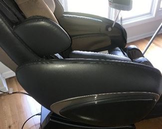 OSAKI MASSAGE CHAIR