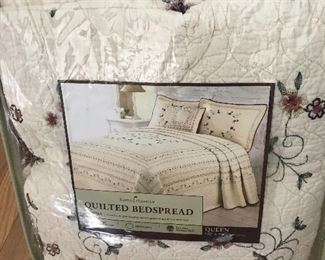 QUEEN QUILTED BEDSPREAD