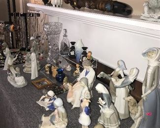 LARGE COLLECTION OF LLADRO FIGURINES