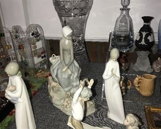 LARGE COLLECTION OF LLADRO FIGURINES