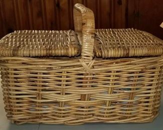 Picnic Basket w/ Place Settings