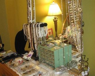 Assorted jewelry (earrings, necklaces and pendants, bracelets)