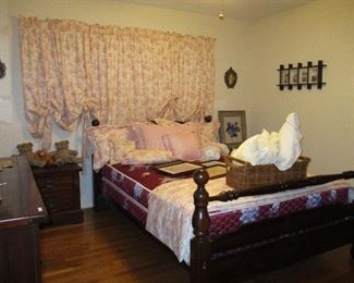 Vintage Bedroom w/ Shabby Chic Linens
