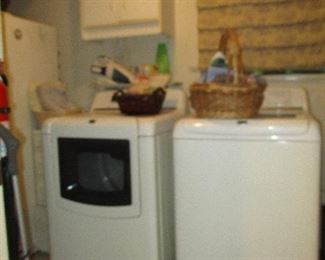 NIce Maytag Bravos Dryer and Washer in VERY GOOD condition (look nearly new)