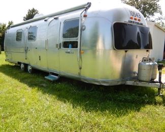 VINTAGE 1971 AIRSTREAM SOVEREIGN 31' TRAVEL TRAILER