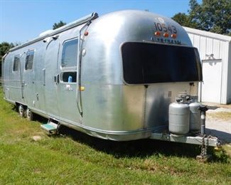 VINTAGE 1971 AIRSTREAM SOVEREIGN 31' TRAVEL TRAILER