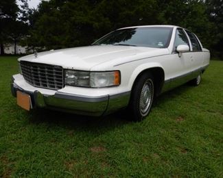1993 CADILLAC FLEETWOOD, 214,000 MILES ON ODOMETER, PROBABLY HAS A COUPLE ISSUES BUT RUNS AND DRIVES AND FLOATS DOWN THE ROAD LIKE A DREAM. LOOKS GREAT!