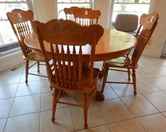 OAK TABLE WITH EXTRA LEAF