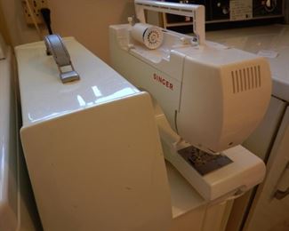 SINGER SEWING MACHINE