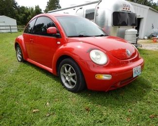 2000 VOLKSWAGEN NEW BEETLE, 116,000 ON ODOMETER, GAS ENGINE, 5 SPEED MANUAL, RUNS AND DRIVES GOOD, HAS A COUPLE ISSUES BUT LOOKS GREAT