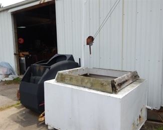 OUTBOARD MOTOR WATER TANK WITH ATTACHED HOIST