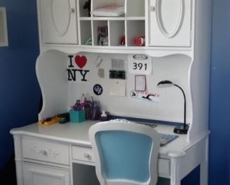 White Thomasville desk with chair