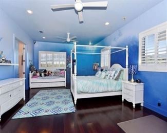 Beautiful full size canopy four poster bed