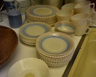 VINTAGE MULTI COLOR DISH SET