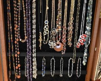 NECKLACES/BRACELETS