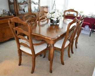 ETHAN ALLEN DINING TABLE W/2 LEAFS & 6 CHAIRS