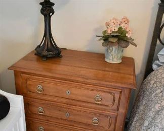 NIGHTSTAND, LAMP