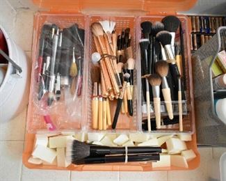 MAKEUP BRUSHES