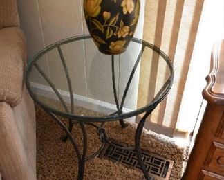 ACCENT TABLE, VASE