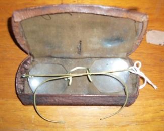 VERY OLD EYE GLASSES IN LEATHER CASE