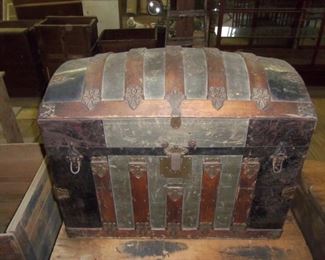 FABULOUS EARLY 1900'S TRUNK LINED WITH NEWSPAPERS FROM 1911 & LABEL ON SIDE FROM TIFT COLLEGE