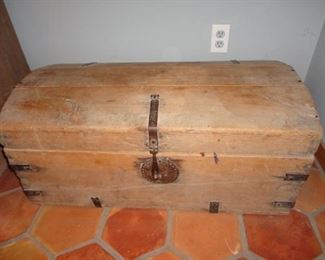 ANTIQUE TRUNK