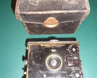 MANY VINTAGE CAMERAS