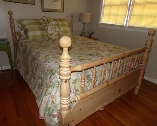 Queen Pine bedroom set