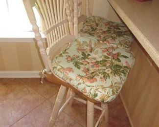Swivel Counter Seating