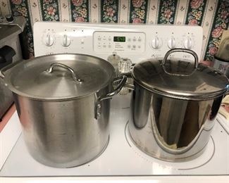 Two large 8 quart stock pots/lids