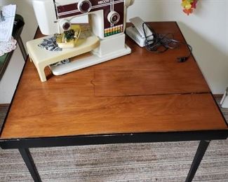 Feather weight collapsible sewing table