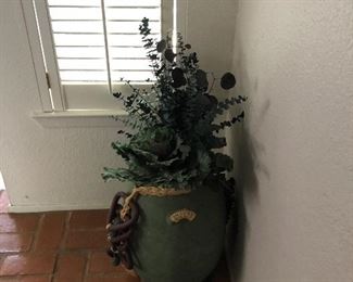 Ceramic vase w/floral 